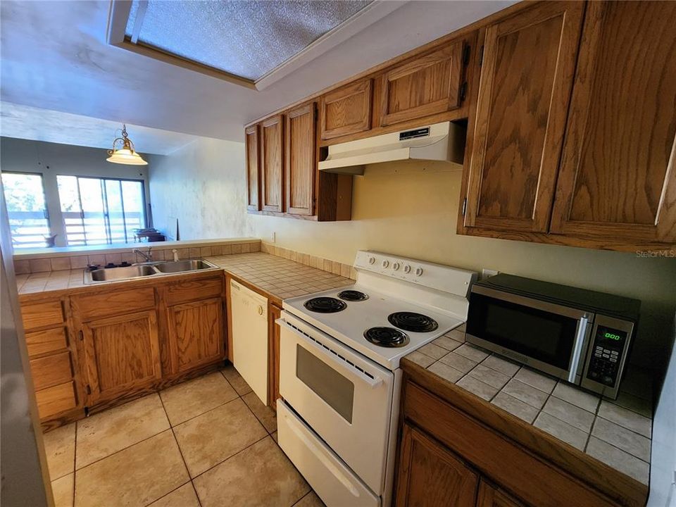 For Rent: $1,425 (2 beds, 1 baths, 1040 Square Feet)