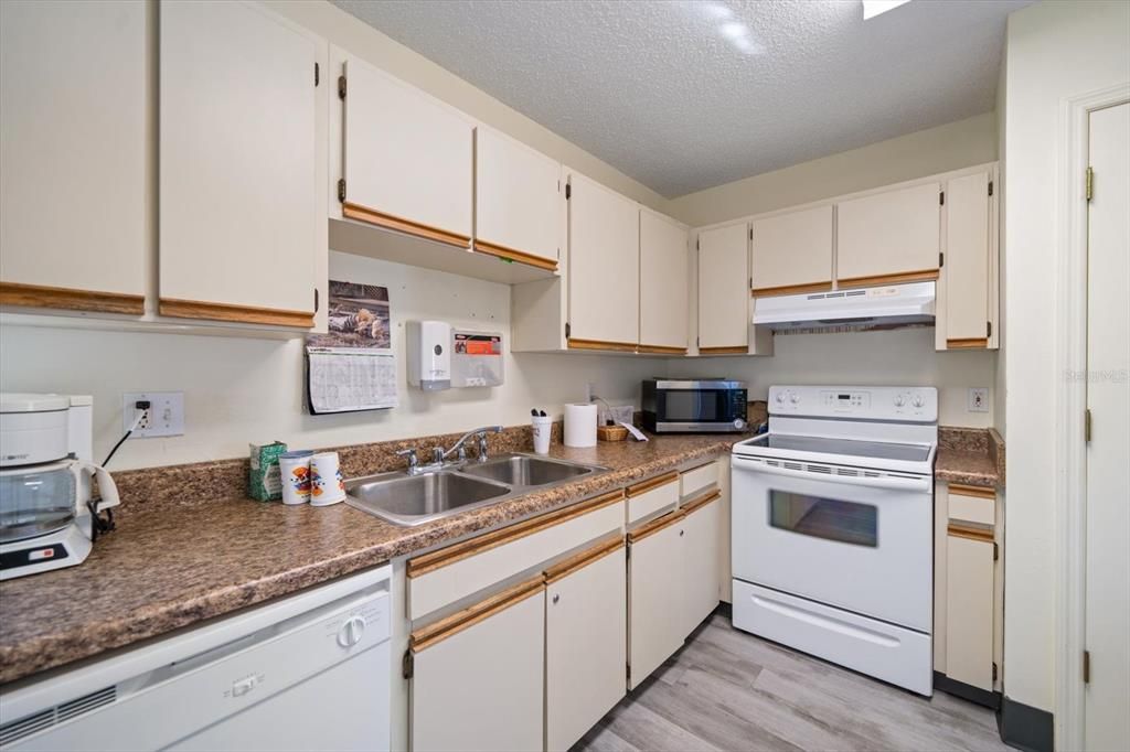 For Sale: $350,000 (2 beds, 2 baths, 1225 Square Feet)