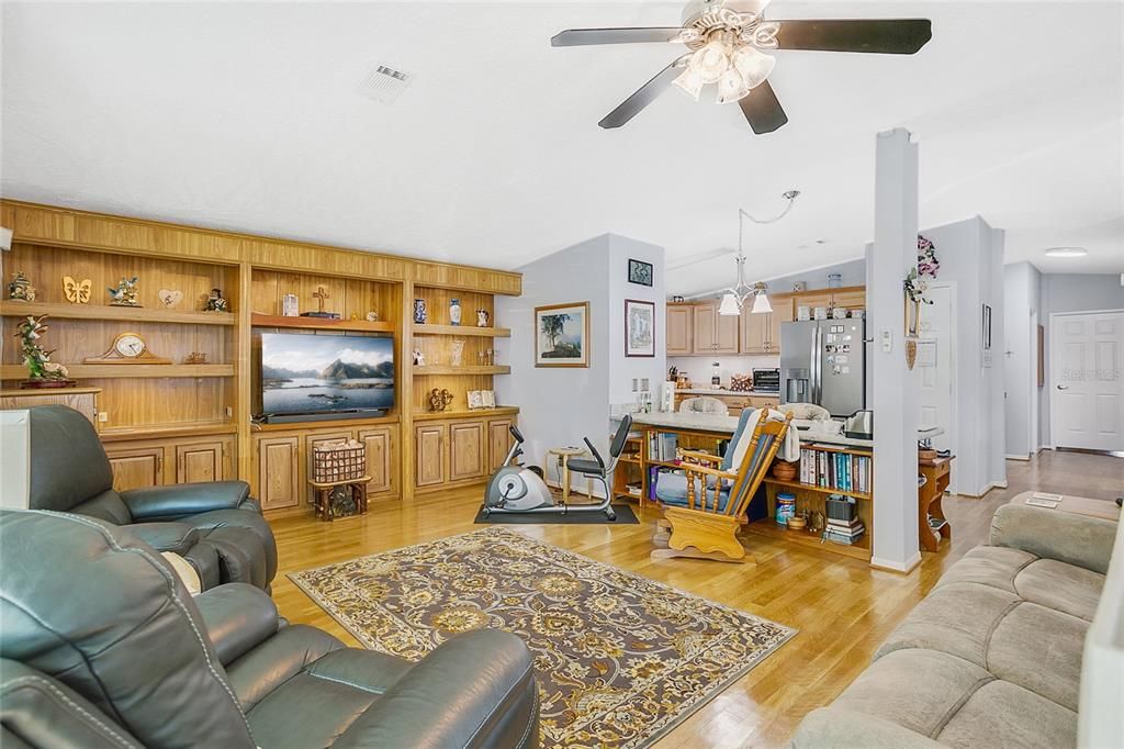 Spacious Living Room w/Built-ins