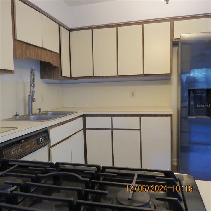 Large gas stove range and fridge