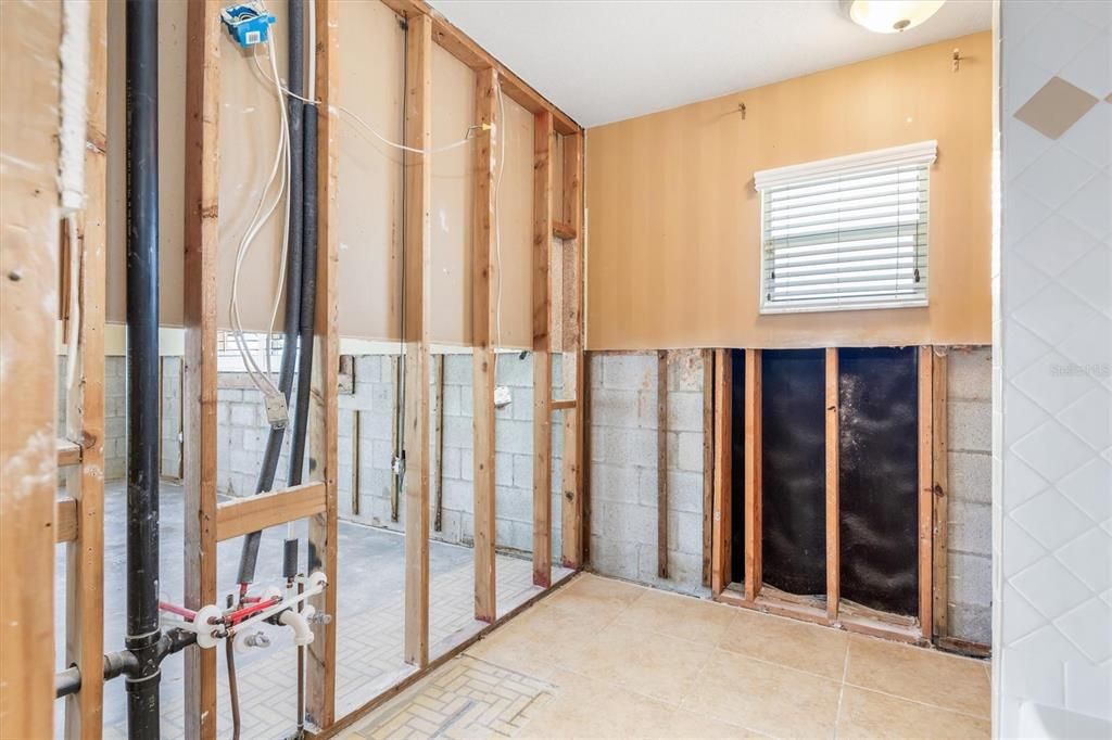 Guest bathroom between 2 guest bedrooms