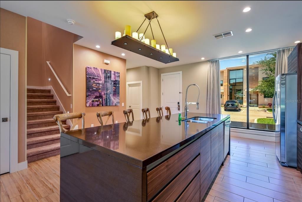 Eat-in - Kitchen Table with ample Seating