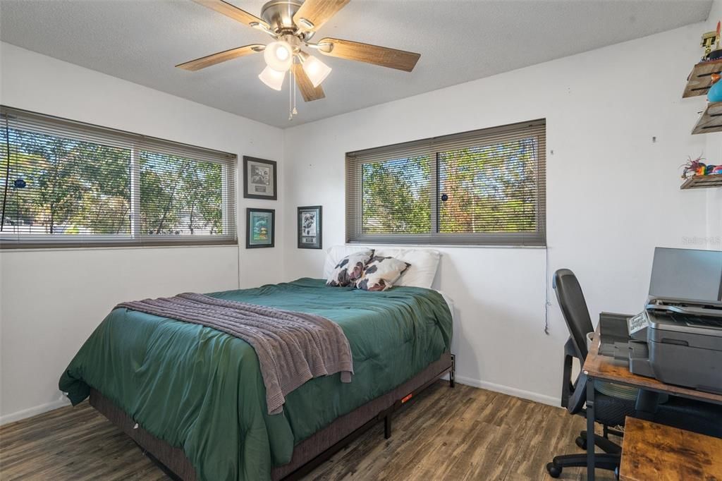 For Sale: $259,000 (2 beds, 2 baths, 979 Square Feet)