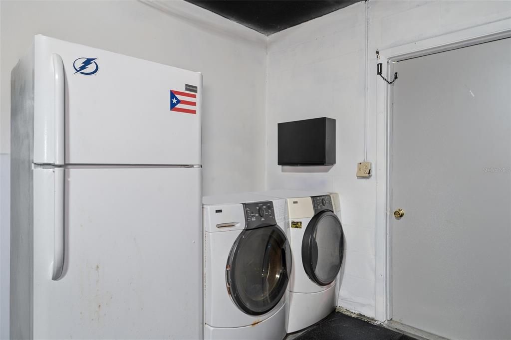 For Sale: $259,000 (2 beds, 2 baths, 979 Square Feet)