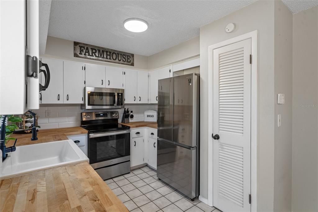 For Sale: $259,000 (2 beds, 2 baths, 979 Square Feet)