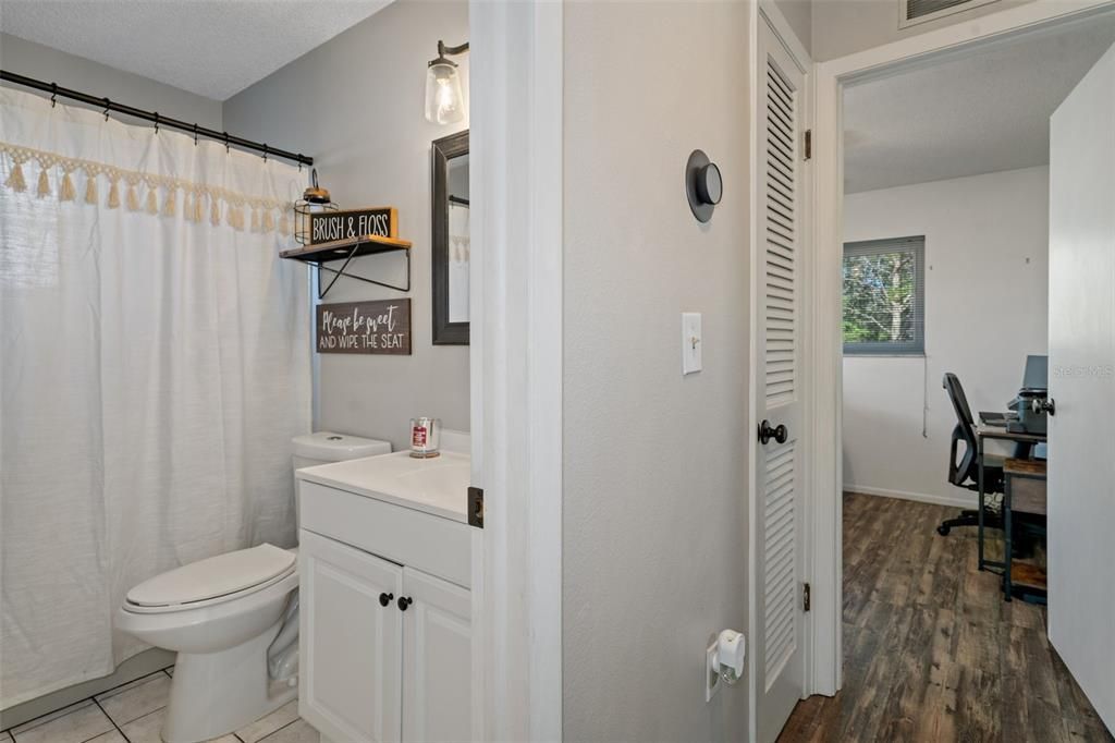 For Sale: $259,000 (2 beds, 2 baths, 979 Square Feet)