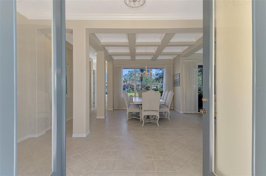 Gorgeous dining room that welcomes elegant dinig