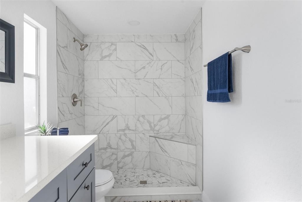 Porcelin/quartz tile shower/nook seat