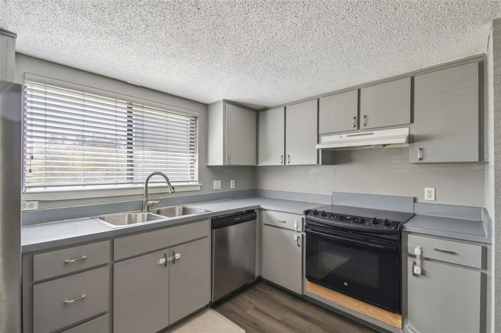 For Sale: $265,000 (2 beds, 2 baths, 1328 Square Feet)