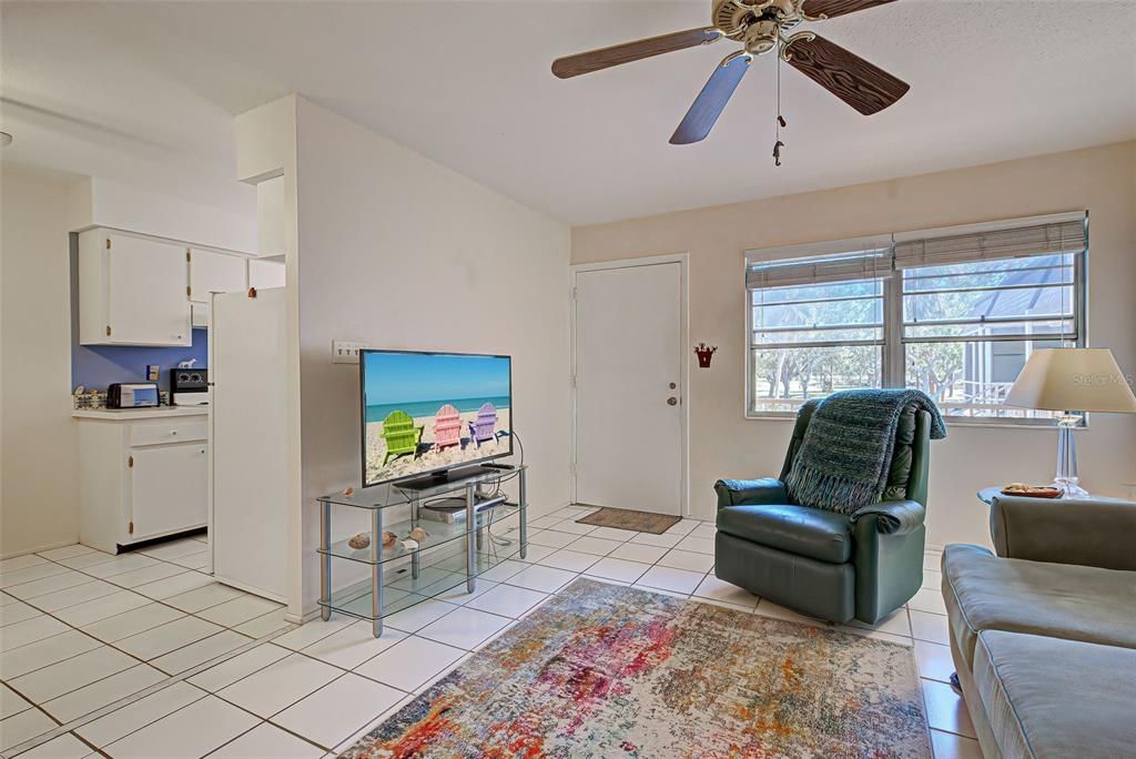 The white tiles and kitchen cabinets add to the lightness of this unit.