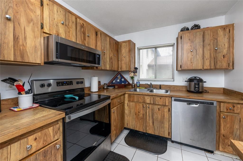 For Sale: $195,000 (2 beds, 1 baths, 752 Square Feet)