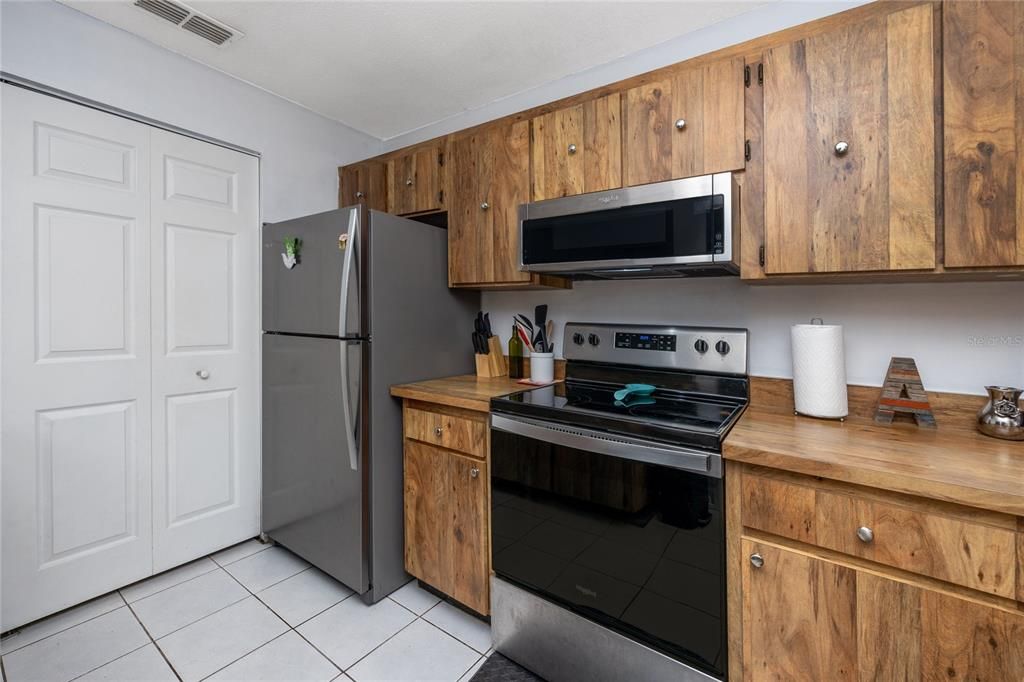 For Sale: $195,000 (2 beds, 1 baths, 752 Square Feet)