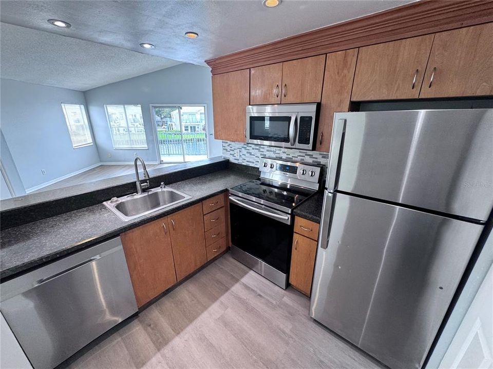 Active With Contract: $1,500 (2 beds, 2 baths, 930 Square Feet)