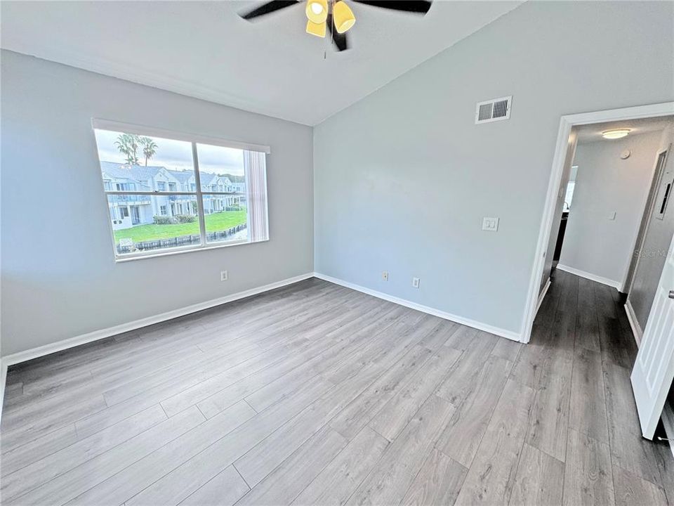 Active With Contract: $1,500 (2 beds, 2 baths, 930 Square Feet)