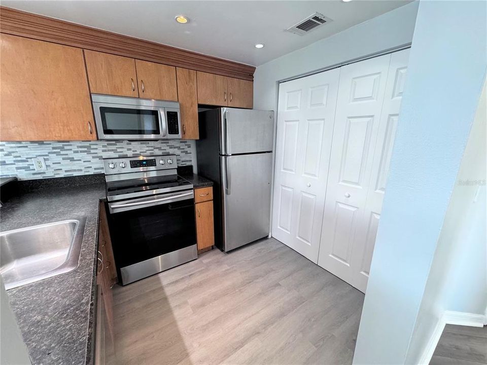 Active With Contract: $1,500 (2 beds, 2 baths, 930 Square Feet)