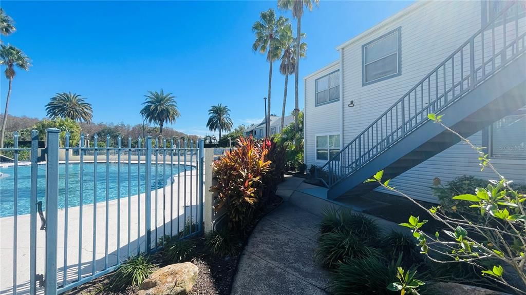 Active With Contract: $1,500 (2 beds, 2 baths, 930 Square Feet)