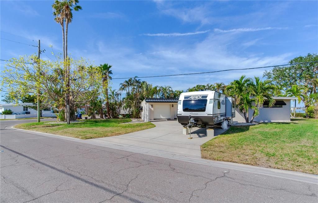 For Sale: $995,000 (2 beds, 2 baths, 1416 Square Feet)