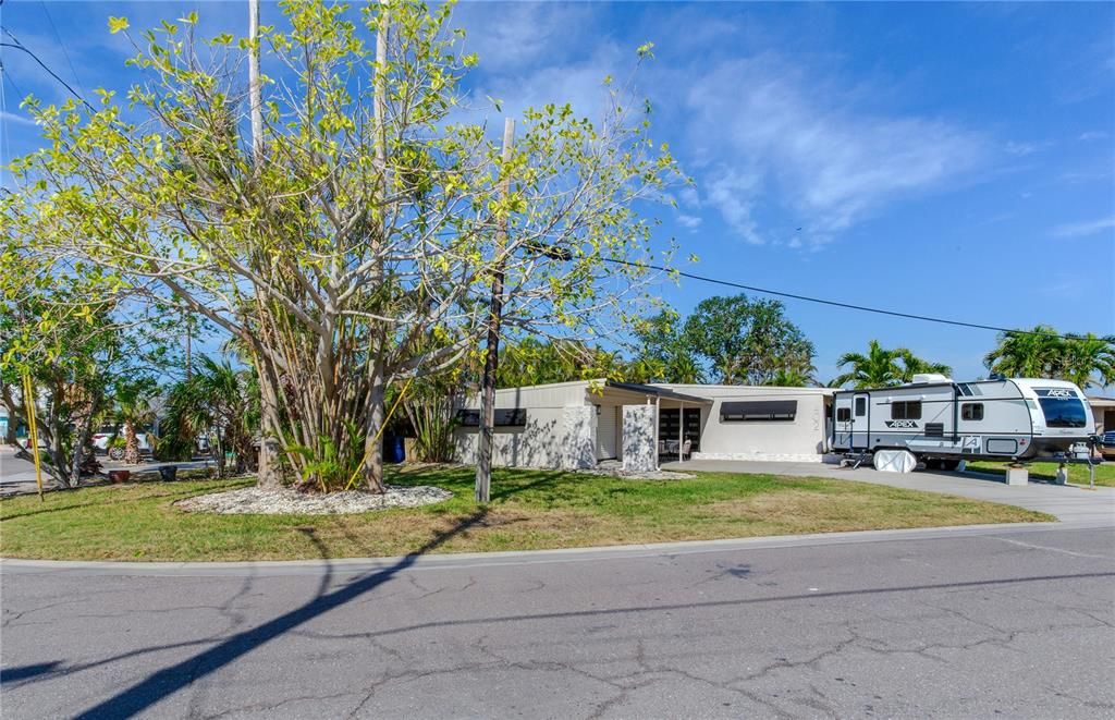 For Sale: $995,000 (2 beds, 2 baths, 1416 Square Feet)