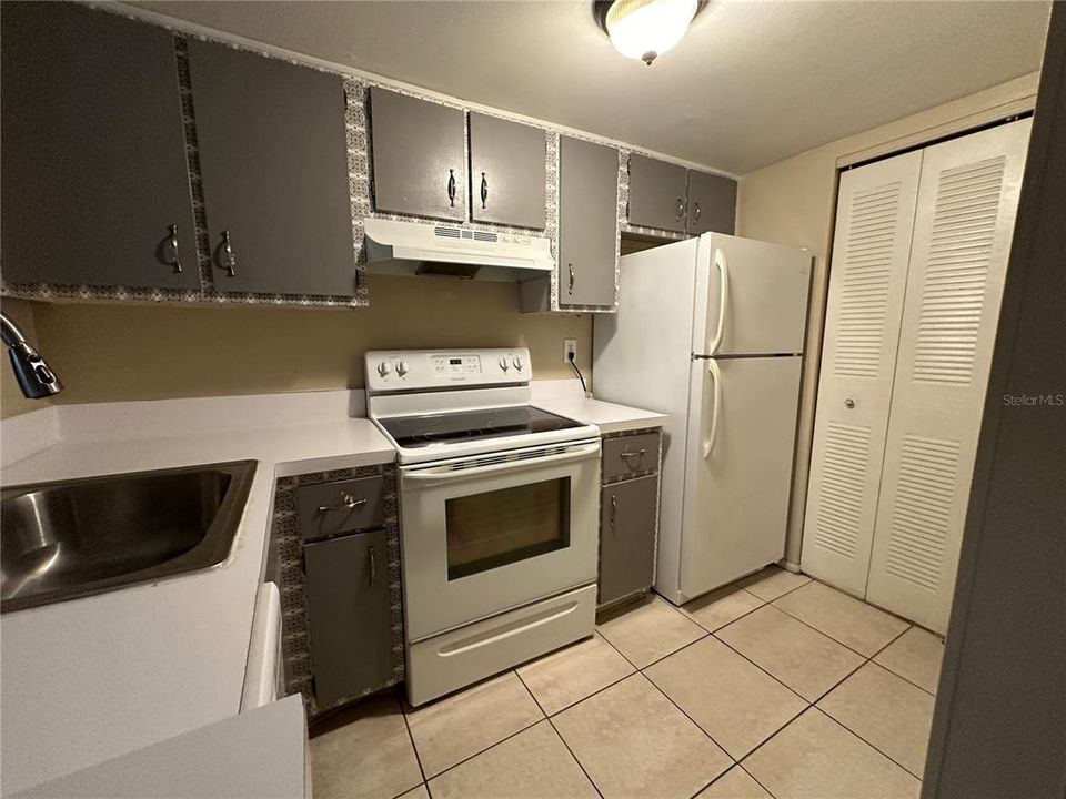 For Sale: $137,000 (1 beds, 1 baths, 581 Square Feet)