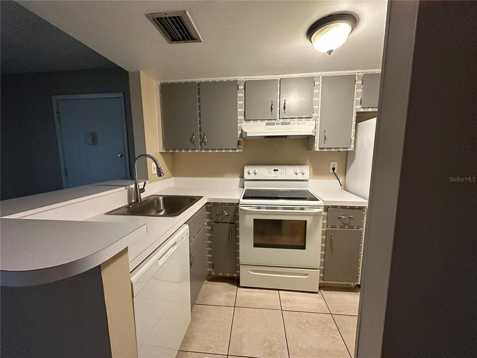 For Sale: $137,000 (1 beds, 1 baths, 581 Square Feet)