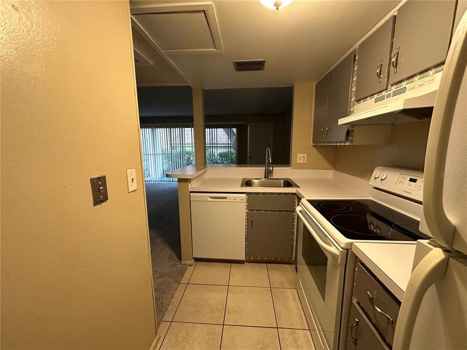 For Sale: $137,000 (1 beds, 1 baths, 581 Square Feet)