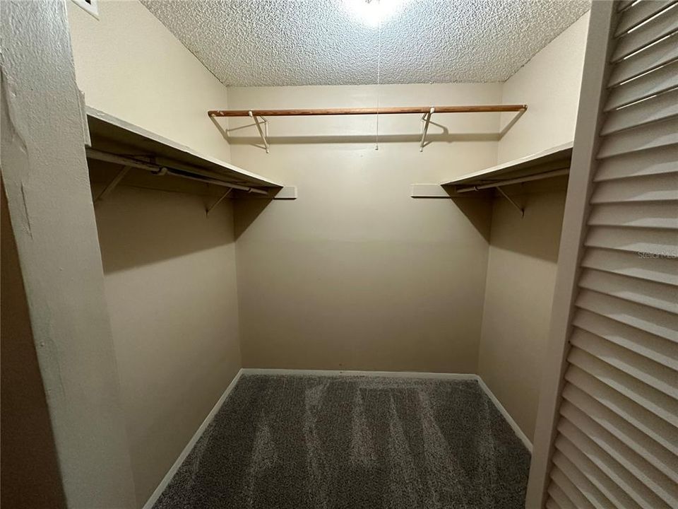 For Sale: $137,000 (1 beds, 1 baths, 581 Square Feet)