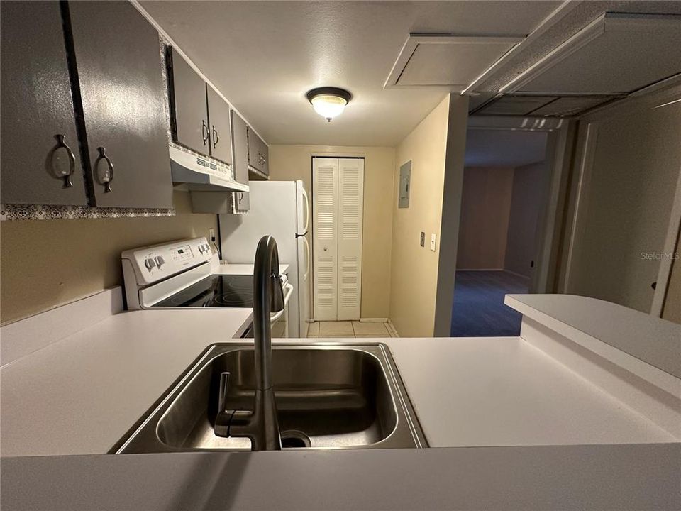 For Sale: $137,000 (1 beds, 1 baths, 581 Square Feet)