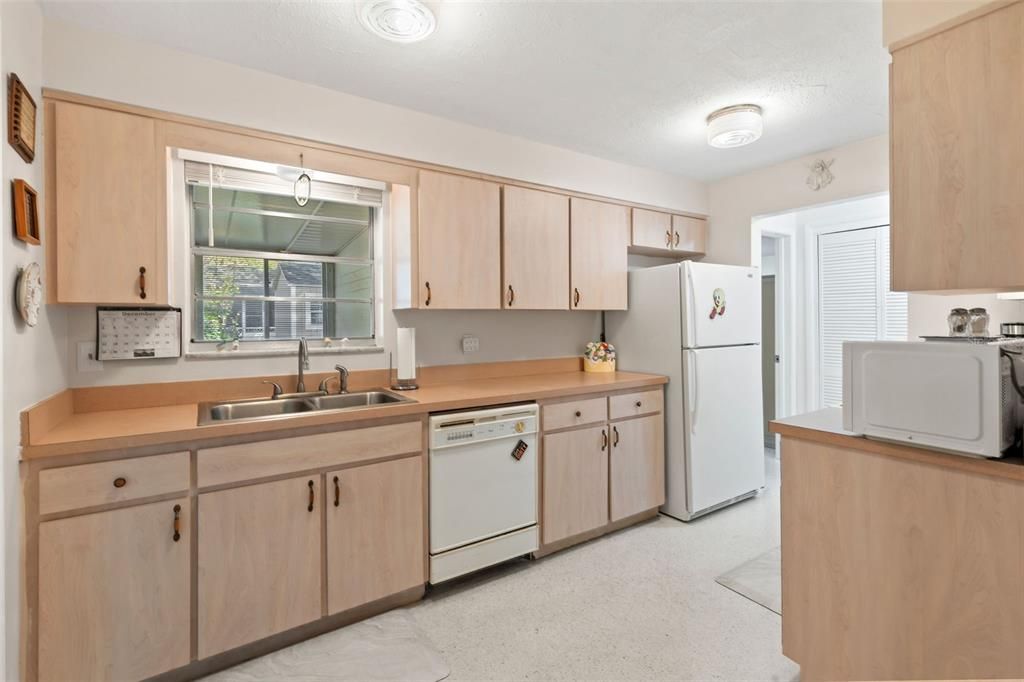 For Sale: $319,000 (3 beds, 2 baths, 1546 Square Feet)