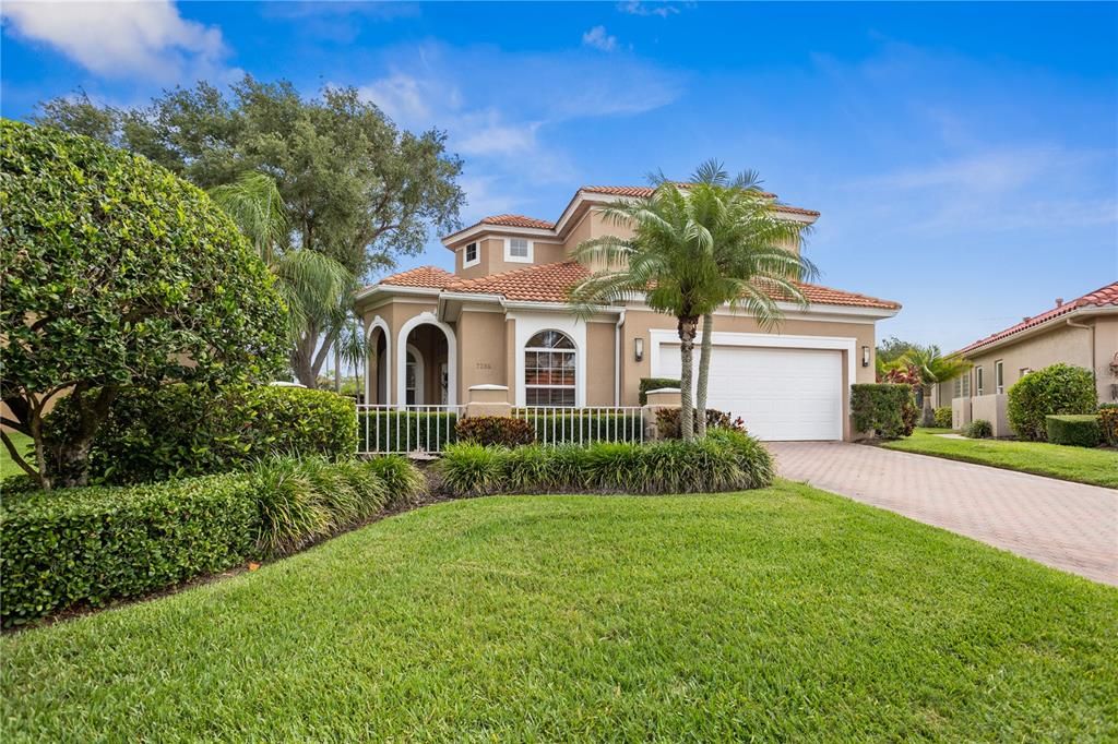 For Sale: $1,050,000 (4 beds, 2 baths, 2863 Square Feet)