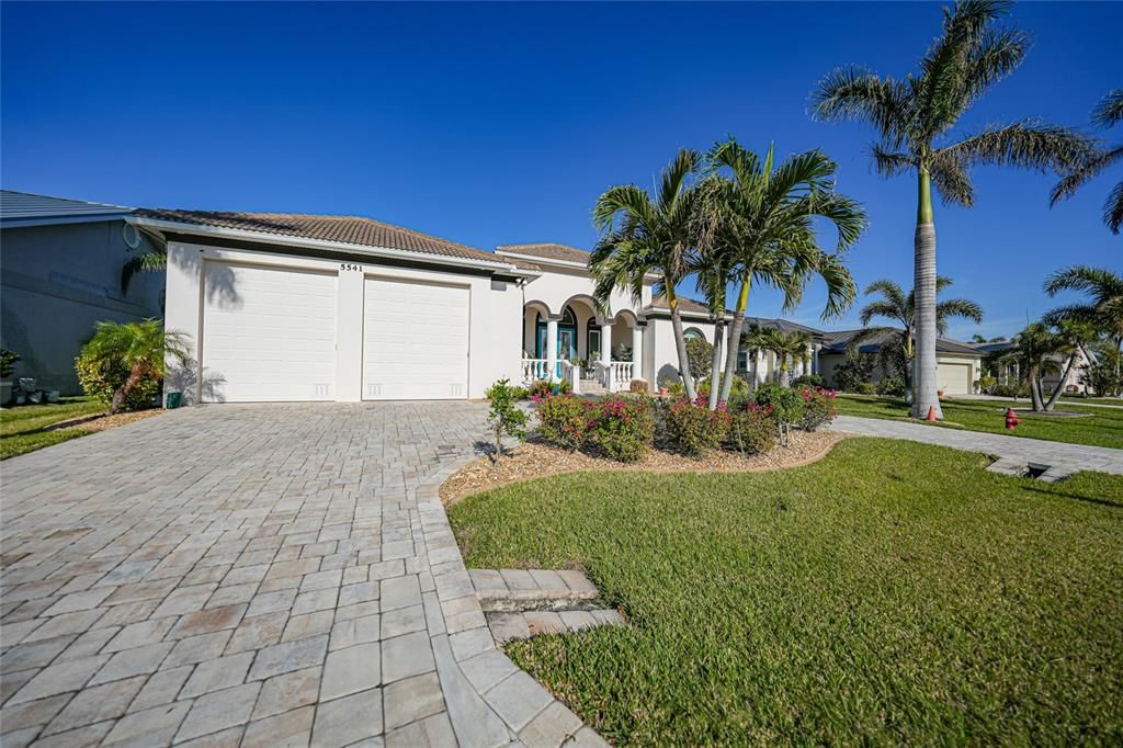 For Sale: $1,350,000 (3 beds, 2 baths, 2633 Square Feet)