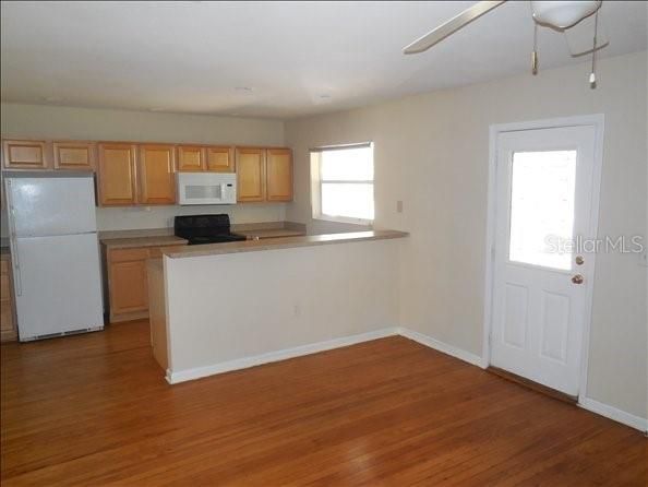 For Rent: $2,300 (3 beds, 2 baths, 1010 Square Feet)