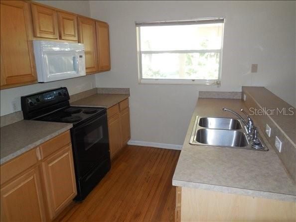 For Rent: $2,300 (3 beds, 2 baths, 1010 Square Feet)