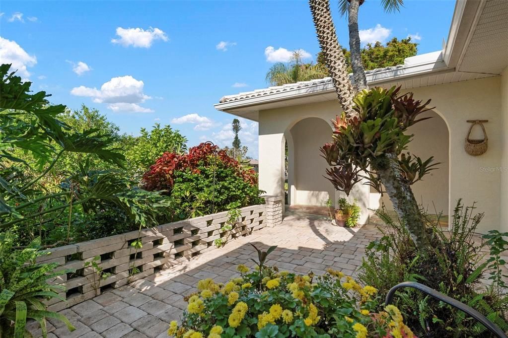 Front patio to front entry