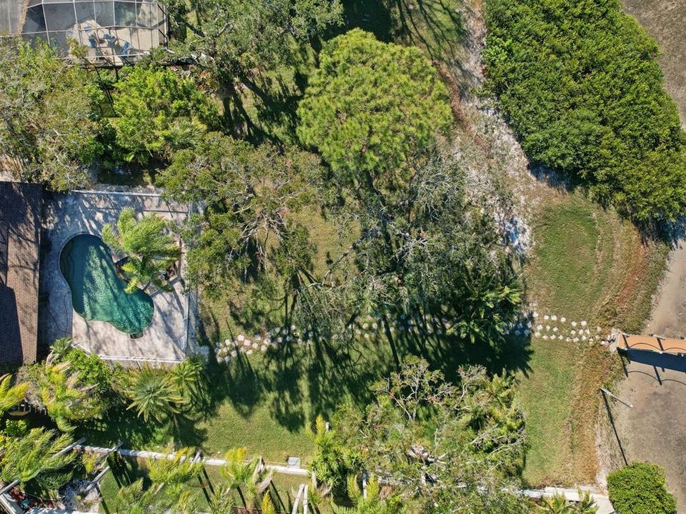 На продажу: $899,000 (0.64 acres)