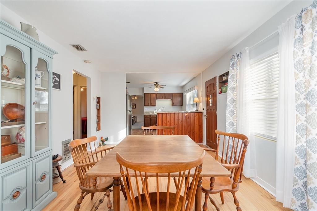 For Sale: $272,900 (2 beds, 1 baths, 1110 Square Feet)