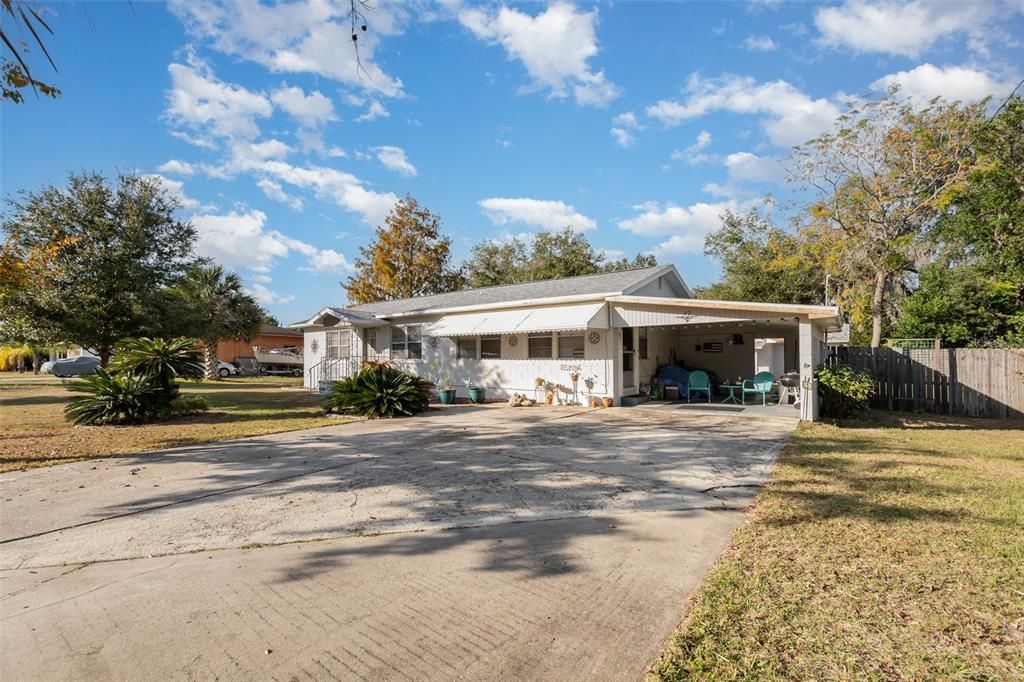 Large driveway and carport for vehicles