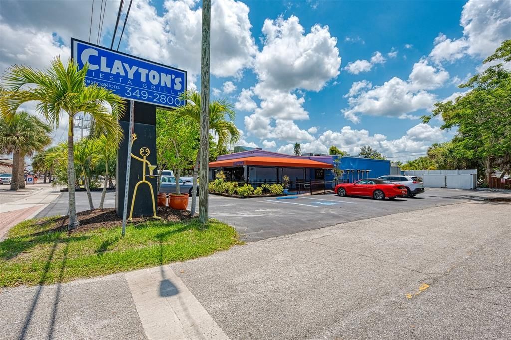 CLAYTON'S SIESTA GRILL - WALKING DISTANCE FROM CONDO #206