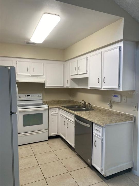 For Sale: $169,000 (2 beds, 2 baths, 925 Square Feet)