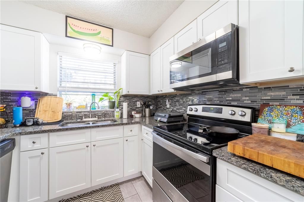 For Sale: $259,000 (2 beds, 1 baths, 1025 Square Feet)