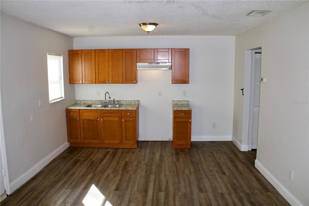 For Rent: $1,350 (2 beds, 1 baths, 650 Square Feet)