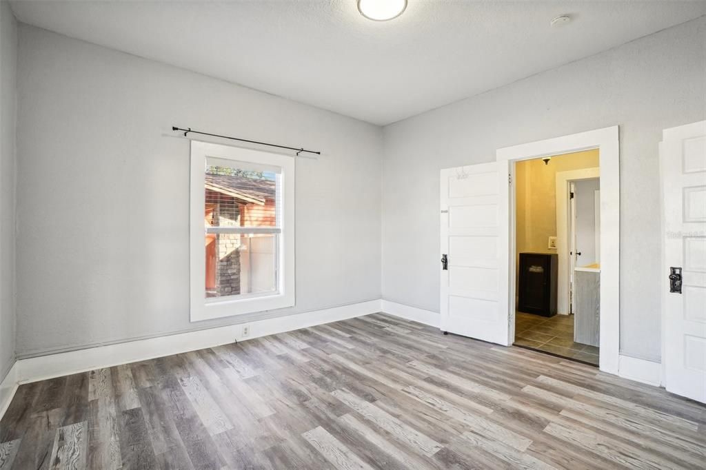 For Sale: $285,000 (2 beds, 1 baths, 1184 Square Feet)