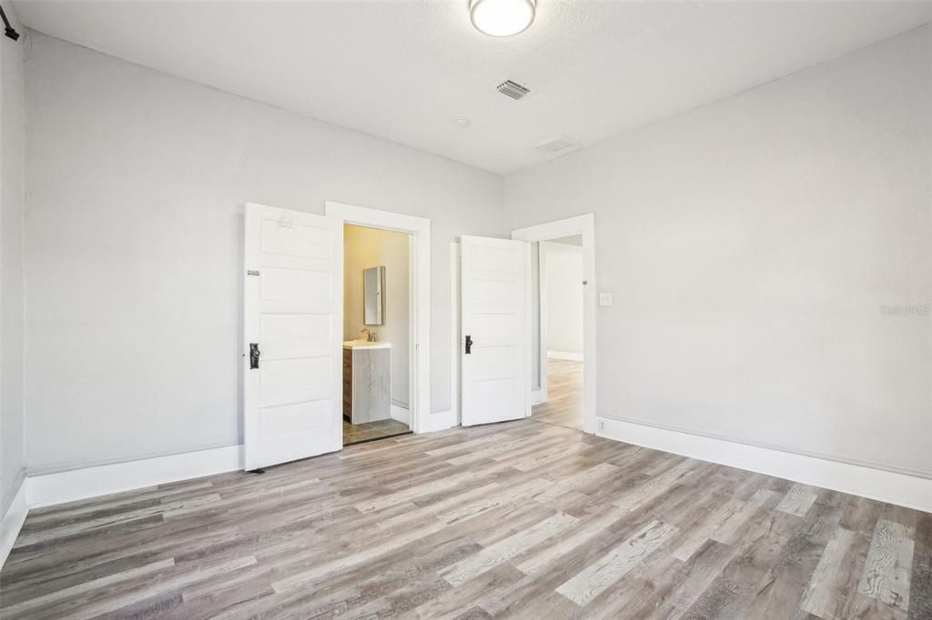 For Sale: $285,000 (2 beds, 1 baths, 1184 Square Feet)