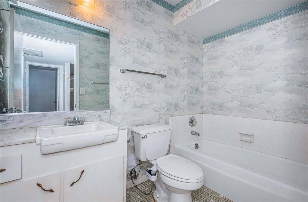 Secondary bathroom with tub