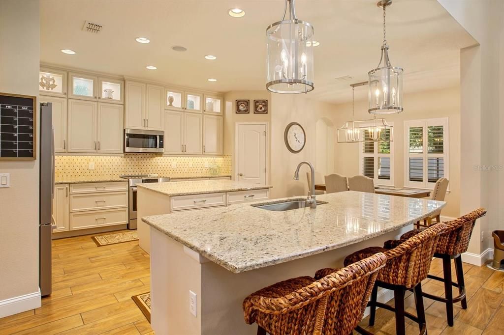 Custom kitchen w/ breakfast bar and walk-in pantry