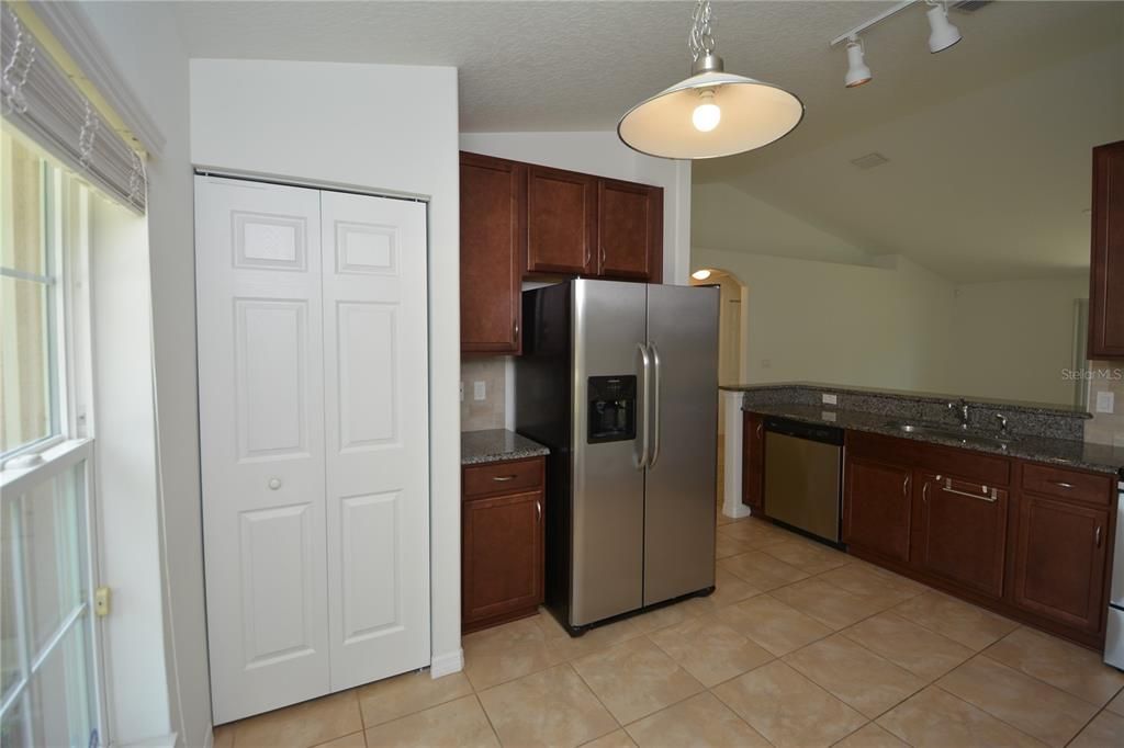 For Rent: $2,000 (3 beds, 2 baths, 1324 Square Feet)