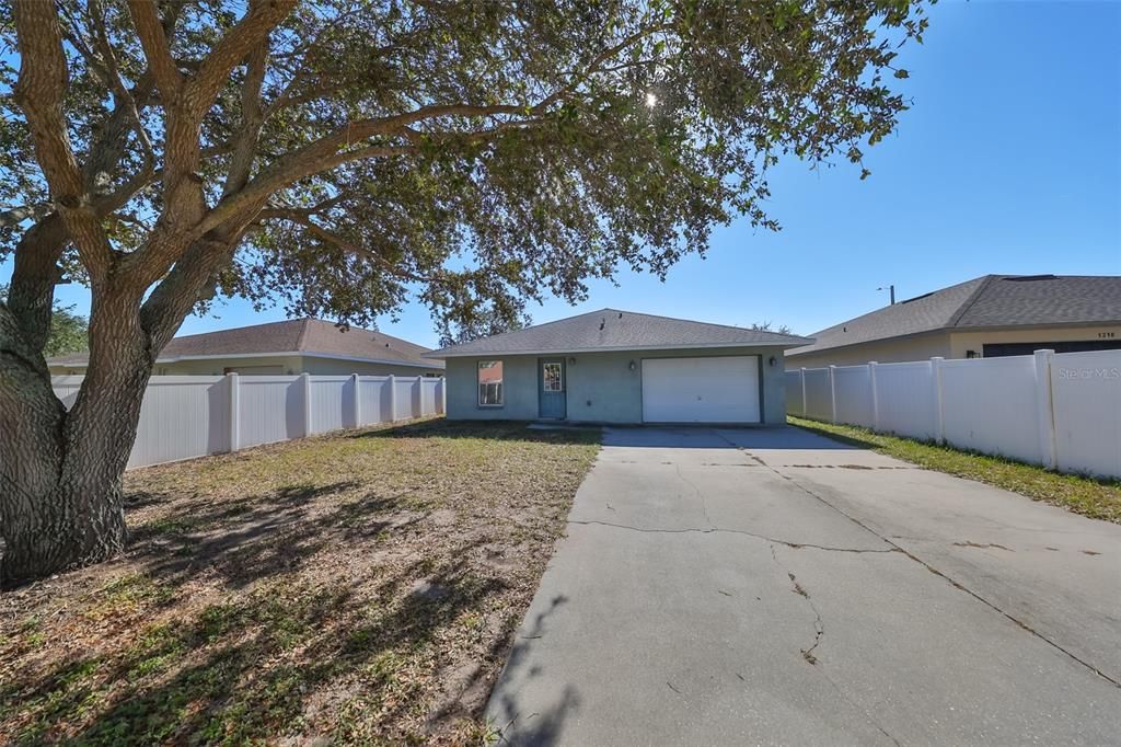 Large Vinyl Fenced Rear Yard