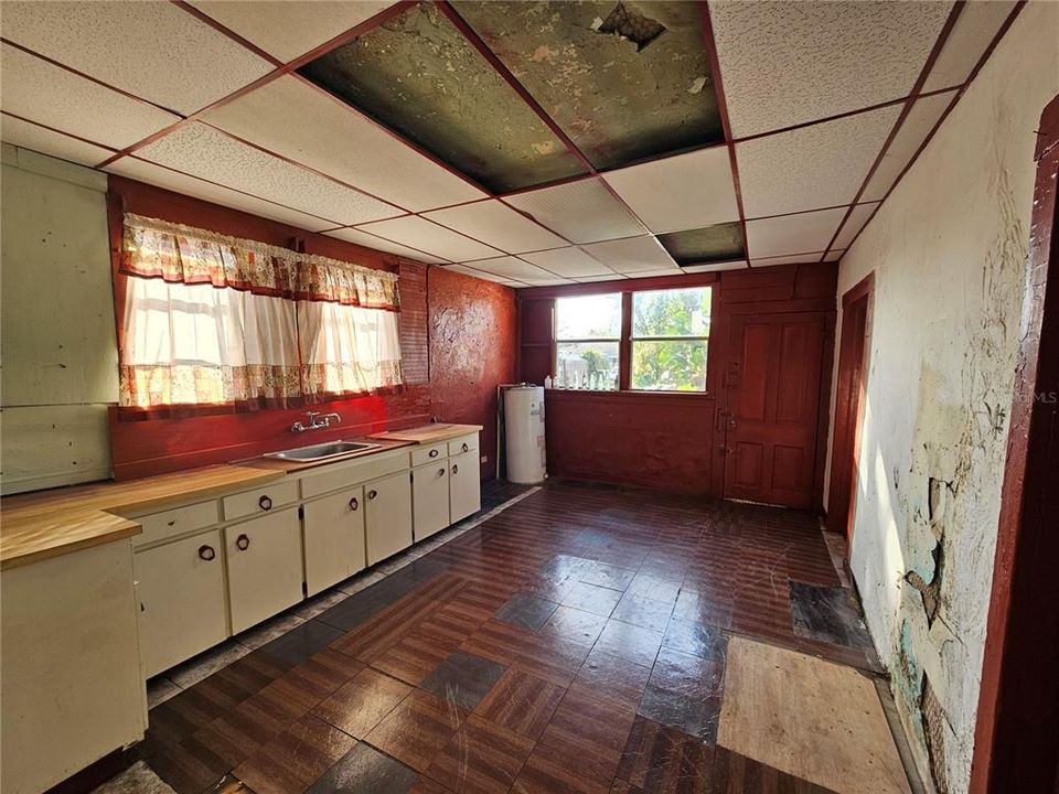 Kitchen with ceiling exposed