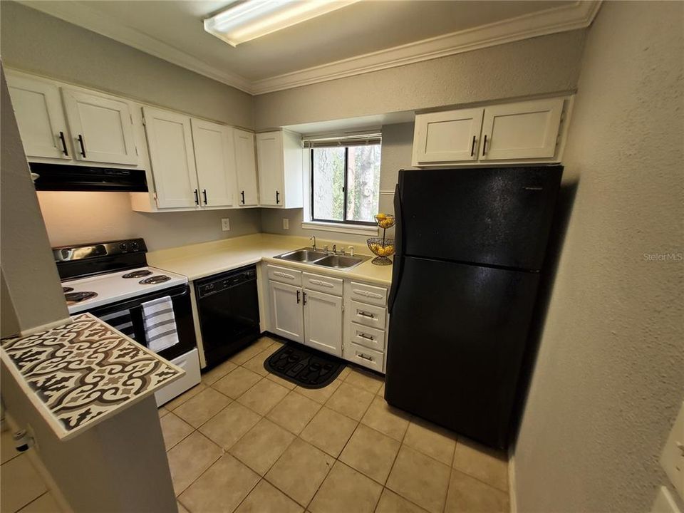 Active With Contract: $1,395 (2 beds, 1 baths, 1020 Square Feet)