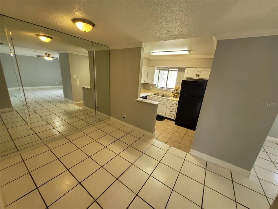 Active With Contract: $1,395 (2 beds, 1 baths, 1020 Square Feet)