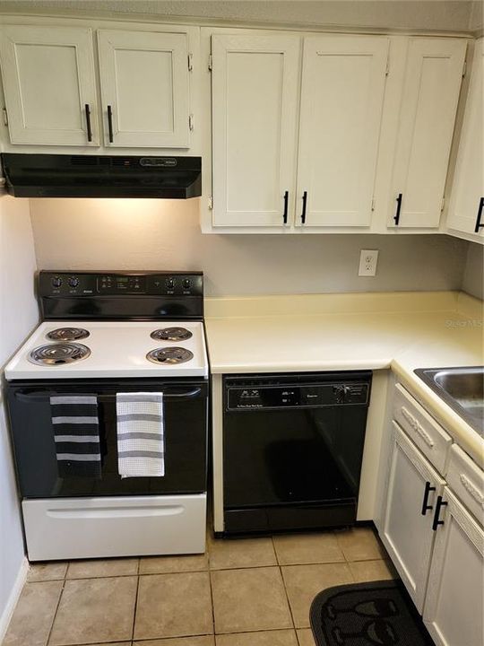 Active With Contract: $1,395 (2 beds, 1 baths, 1020 Square Feet)